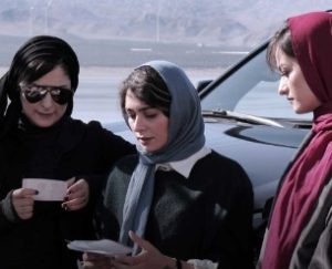 Tras la muerte de su madre, una mujer joven descubre que su padre aún sigue vivo. Arrastrada por la curiosidad, vuelve a Irán desde Francia para reunirse con él después de 30 años sin saber de su paradero. Junto con su esposo y algunos antiguos amigos, buscando desesperadamente a un padre desaparecido, viaja a las costas del norte de Irán. Poco a poco, durante el viaje, todos se irán dando cuenta de que esconde muchos secretos. Director: Navid Behtoie (Teherán, 1983) en se graduó en Teatro (BA) y Literatura Dramática (MA) por la Universidad de Arte de Teherán (Facultad de Cine y Teatro) y Cine (MA) de la Universidad de Caen-Normandía. Continuó sus estudios en Montreal y posteriormente en París. Behtoie entró en los circuitos de festivales de cine internacionales con sus cortometrajes, En Rêve (2015), La Voix de la Vie (2014) y Girls of the Sun (2013). Gisoum es su primer largometraje.